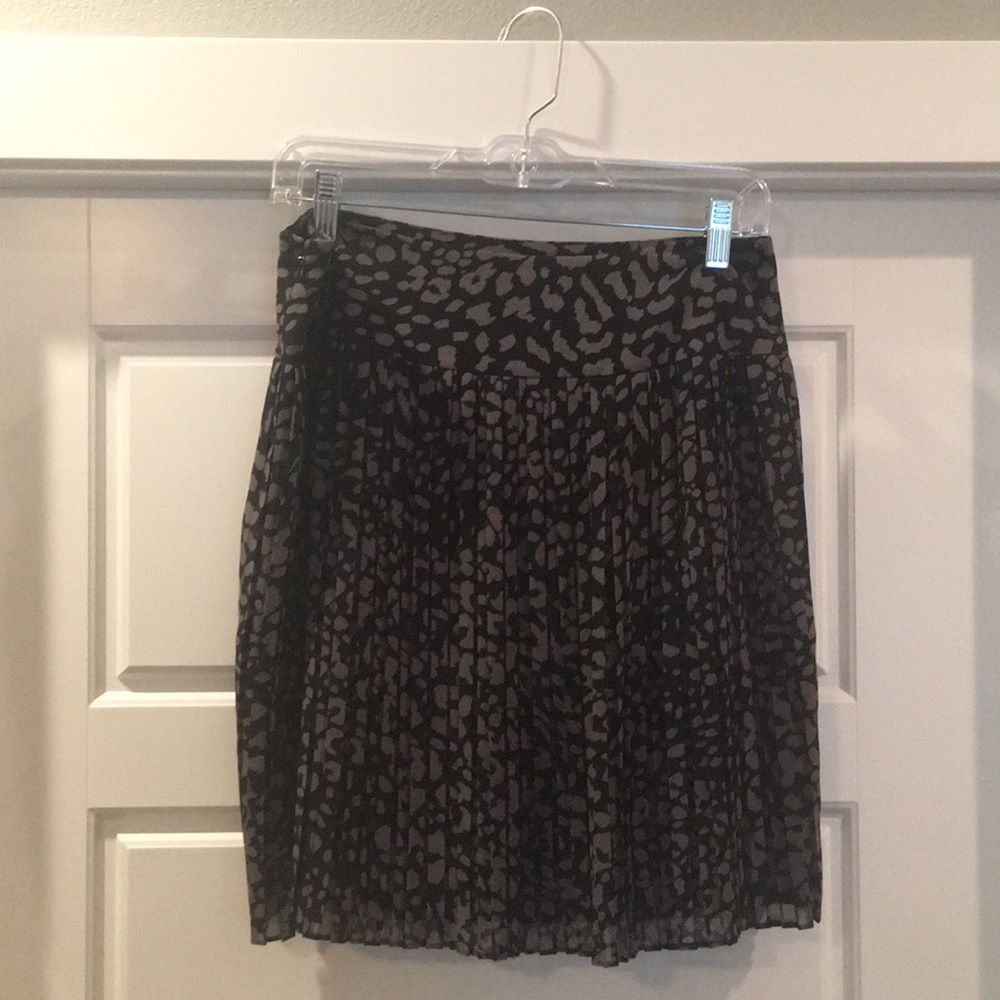 Loft sz 6 pleated leopard skirt